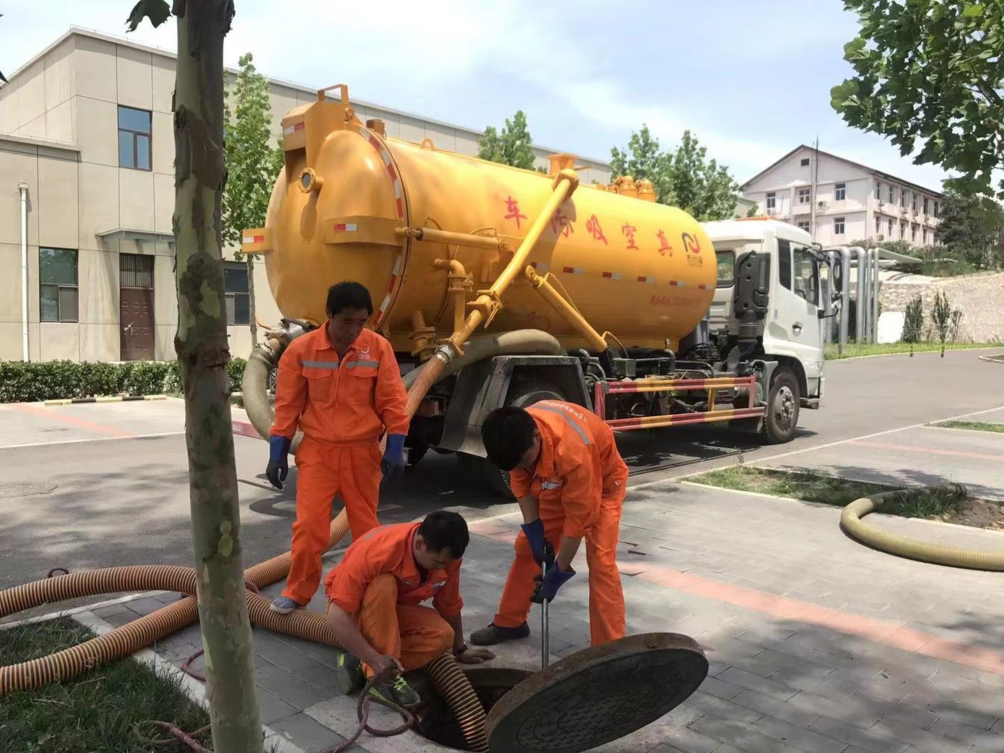 孙吴管道疏通车停在窨井附近