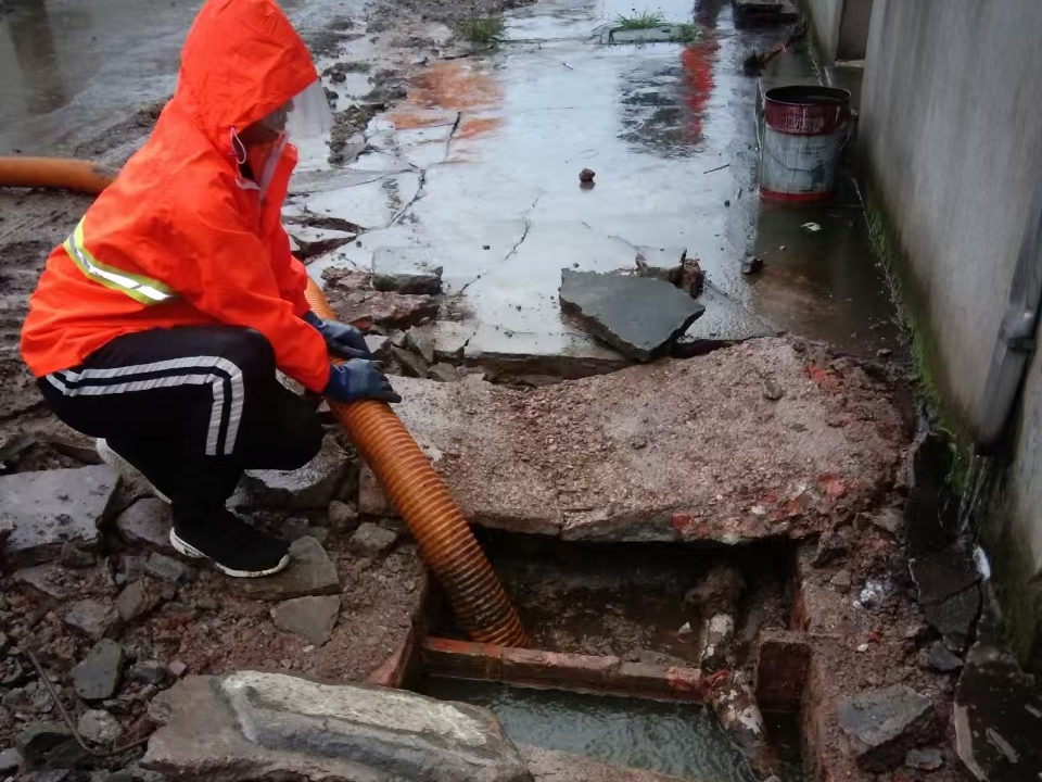 孙吴专业清理污水池 炜誉市政以规范流程守护城市 “肠道”