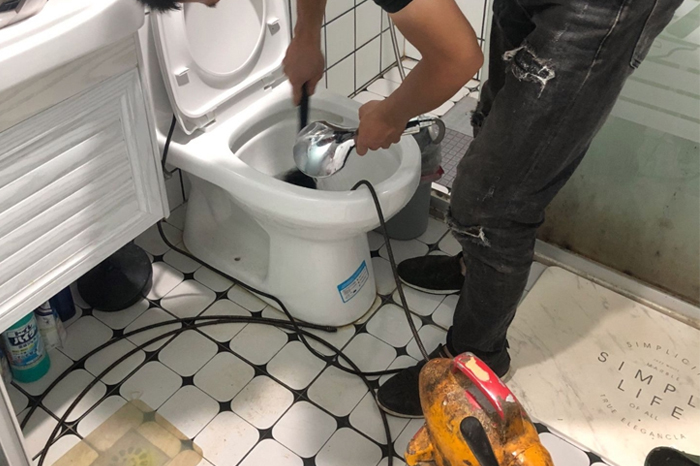 孙吴马桶堵塞自己疏通还是找师傅？专业上门服务让你省时更省心